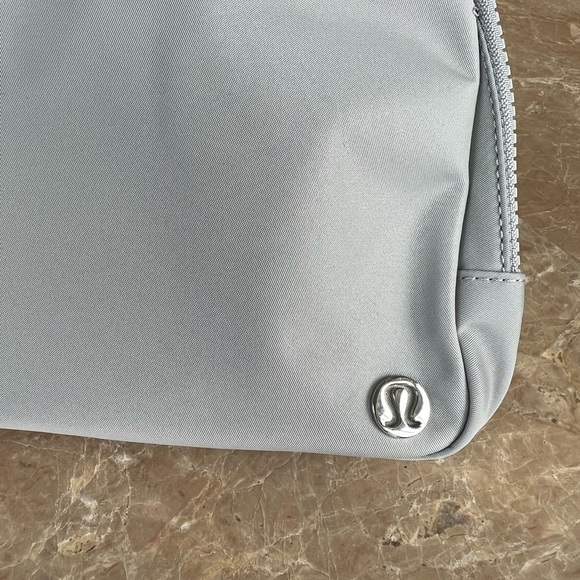 🤍One Left!🤍LARGE Lululemon Everywhere Belt Bag-Sliver Drop - Picture 5 of 6